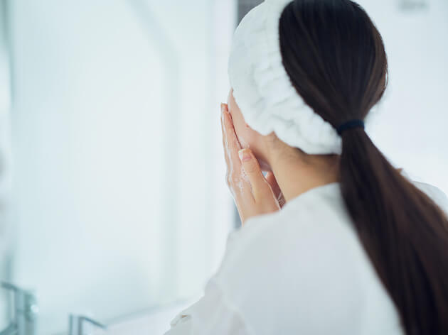 洗顔する女性