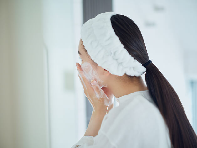 洗顔する女性