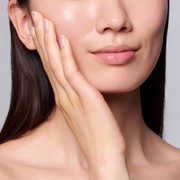 クレンジング後のなめらかな肌に手を添える女性
